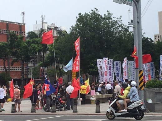 臺北西門町出現多面五星紅旗 現場播放《大中國》