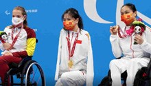 中国健儿残奥会领奖台主动下蹲 网友：看看这格局