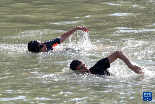 距奥运会开幕仅剩9天，巴黎市长多次“爽约”后终于跳入塞纳河游泳